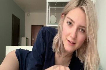 Молоденькая блонда заглатывает большой хер и садиться на него сверху