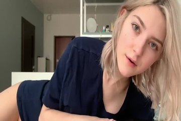 Молоденькая блонда заглатывает большой хер и садиться на него сверху