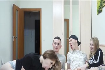 Студентки дрочат и сосут большие пенисы парней во время просмотра порно