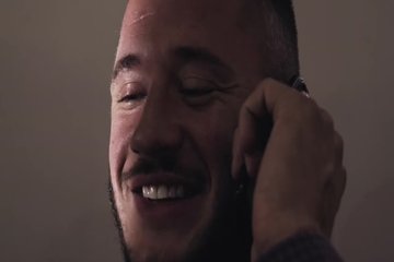 Загорелый чувак жадно терзает бритые дырочки стройной блонды в спальне и в душе