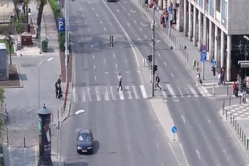 Худенькая девушка лижет мускулистый зад бойфренда перед сексом