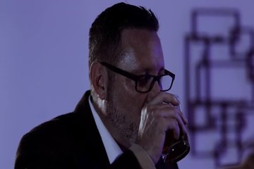 Босс вылизал и отжарил бритую киску худой секретарши большим членом в презервативе
