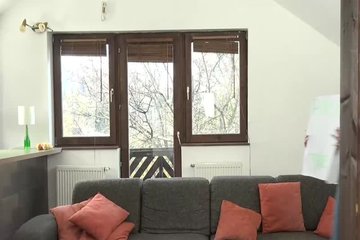 Тощая блондинка с натуральной грудью дает поиметь себя раком после орального секса