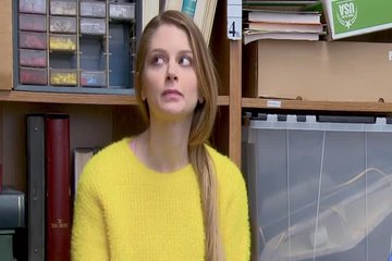 Охранник трахнул молодую воровку с большими дойками за кражу еды в магазине