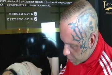 Татуировщик набивает тату на бритой киске подруги и дает ей за щеку