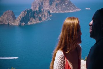 Две длинноволосые подруги поглощают бритыми кисками черный хер негра возле бассейна