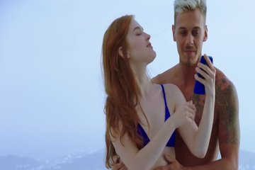 Фигуристая рыжуха поглощает бритой киской твердый хуй до оргазма