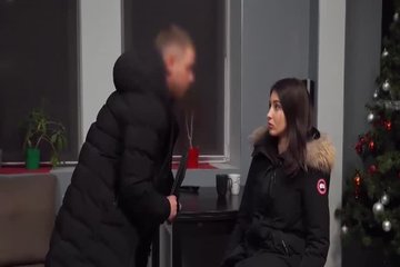 Молодая девушка с большими сиськами дает поиметь себя сзади на диване