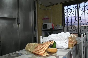 Блонда с маленькими сиськами трахается в бритую промежность до спермы в ротике