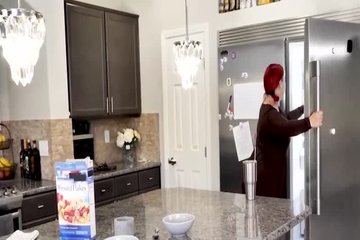 Бородатый муж трахает раком жирную даму  на кухне