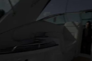 Брюнетка жестко трахается в узкую попку на яхте