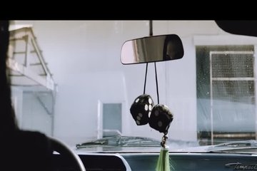 Фигуристые студентки лижут лысые киски в раздевалке