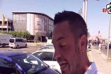 Зрелая шлюха в татухах сосет крупный член в машине и ебется в мокрую пизду возле машины
