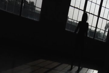 Жопастая блонда трахается раком и глотает кончу