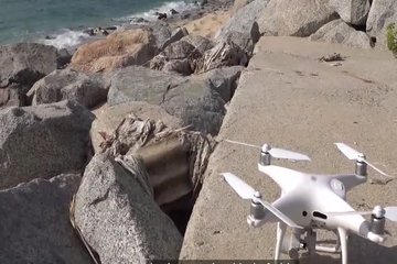 Стройная блонда жадно сосет и трахается в сочную киску на берегу моря