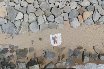 Стройная блонда жадно сосет и трахается в сочную киску на берегу моря