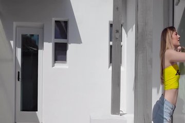 Белобрысые подружки страпонят друг дружку до оргазма