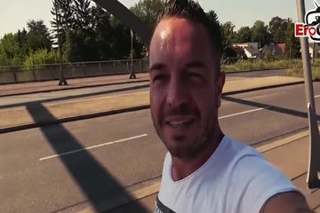 Бородатый жеребец подцепил татуированную курву и прокатил ее на члене прямо на улице