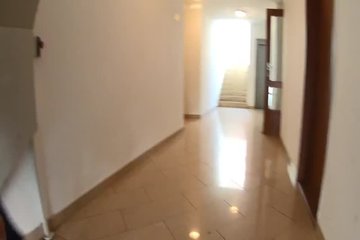 Грудастая дама ебется с конвоем в мокрую киску в присутствии заключенного