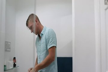 Мужик дал за щеку брюнетки и вставил толстый член в влажную дырку