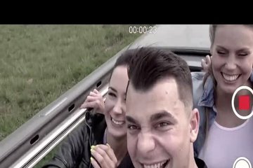 Хозяин жестко имеет тугое очко брюнетки толстым членом