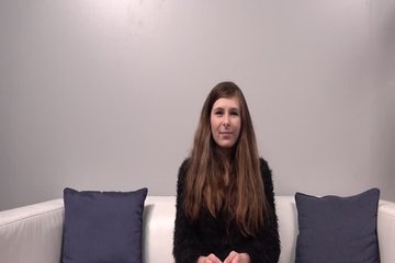 Тощая студентка ласкает заросшую киску перед камерой на кастинге