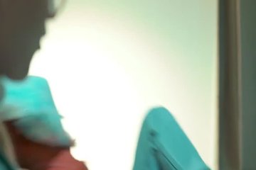 Парень натягивает двух стройных подруг в бритые щелки на толстый член