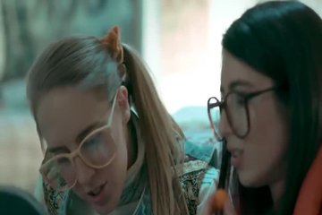 Парень натягивает двух стройных подруг в бритые щелки на толстый член