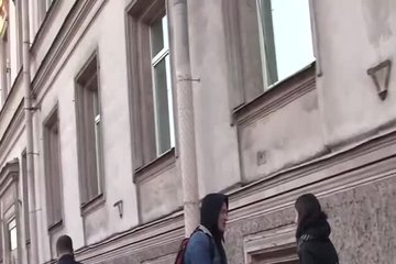 Парни ебут уличную шлюшку раком в общественном туалете