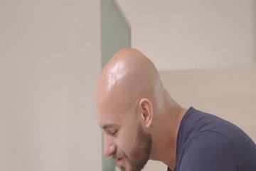 Толстая сучка с висячими дойками прыгает на крепком фаллосе и получает сперму на сиськи