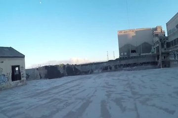 Пикапер трахает брюнетку с большими сиськами на заброшке