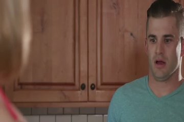 Зрелая блондинка с большими сиськами трахается с молодым любовником