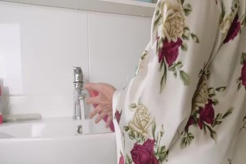 Старая бабуля мастурбирует волосатую манду при помощи дилдака