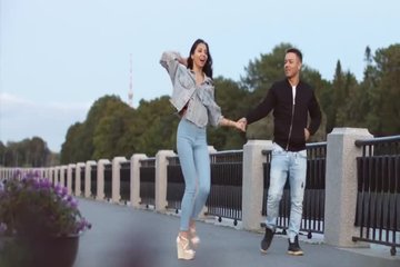 Парень энергично выебал узкую попку русской брюнетки
