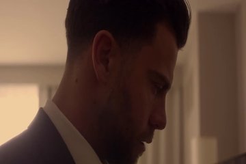 Негр трахает чужую жену, пока ее муж сидит с повязкой на глазах
