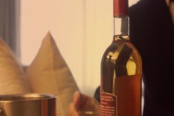 Негр трахает чужую жену, пока ее муж сидит с повязкой на глазах