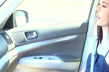 Чувак мастурбирует выбритую киску подружки в автомобиле