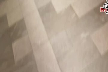 Брюнетка сосет и нанизывает пизду на член раком