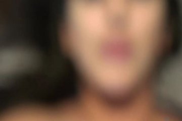 Молоденькая цыганочка заглатывает хуй и дает поебать пиздень до кремпая