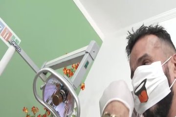 Татуированная докторша отдалась пациенту в попку в презервативе на кресле