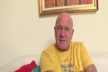 Татуированная брюнетка жестко ебется с двумя приятелями на диване