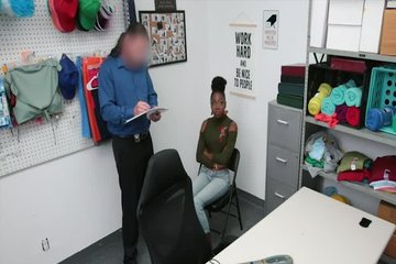 За воровство негритянке пришлось расплачиваться долбежкой с охранником
