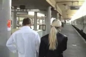 Самец шпилит вагину белобрысой бестии в купе поезда и угощает ее спермой