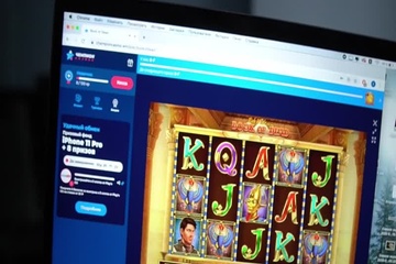 Перевозбудился от крупного выигрыша в кaзинo и кончил сестре на живот