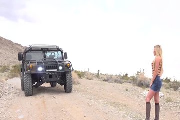 Военный врач трахает телку в пустыне, несмотря на страх заболеть