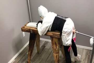 Женщина в защитном костюме балдеет от секс машины