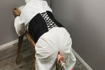 Женщина в защитном костюме балдеет от секс машины