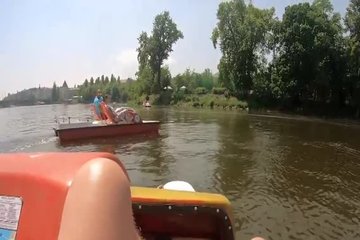 Милашка с большими сиськами сосет хуй за деньги перед парнем