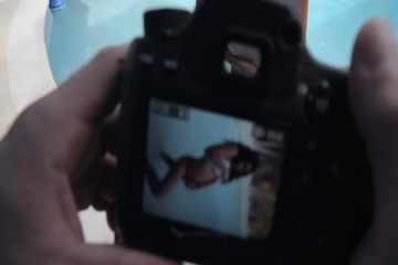 Фотограф делает снимки телке и трахает её с подругой