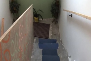 Худая русская блондинка в носочках пользуется членом дрища с улицы